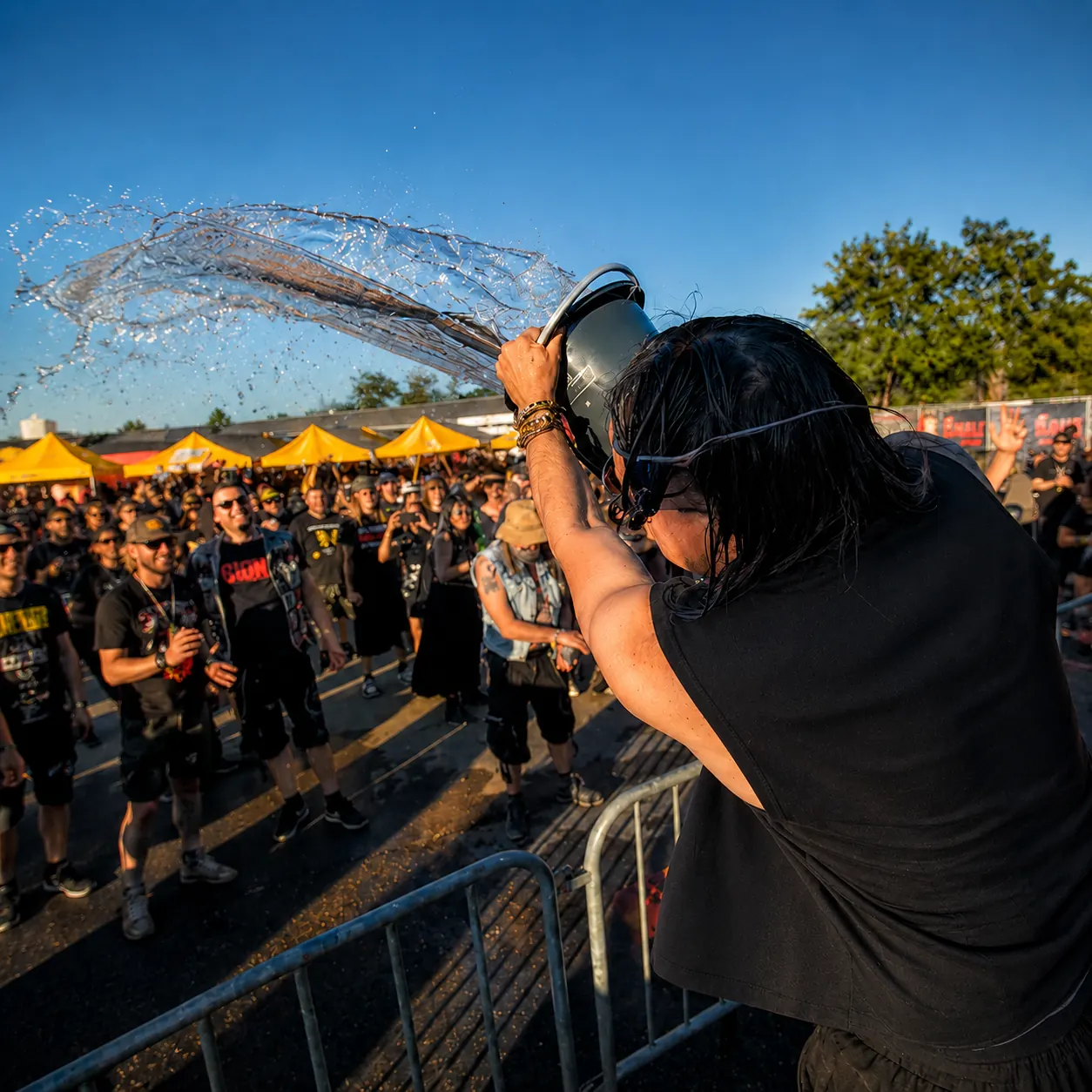 Roman beim Wasserspaß mit dem Publikum